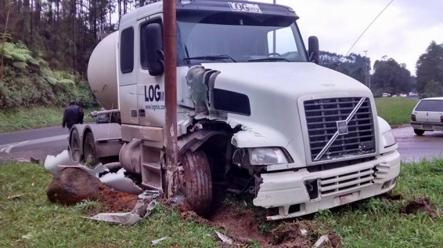 Caminhão fica sem freio, sai da pista e colide em poste no trevo de Laurentino