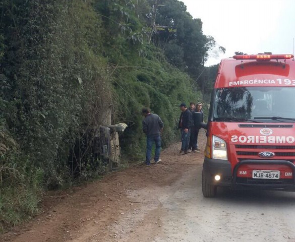 Acidentes: Carreta tomba no Cerro Negro e veículo capota na Bela Vista