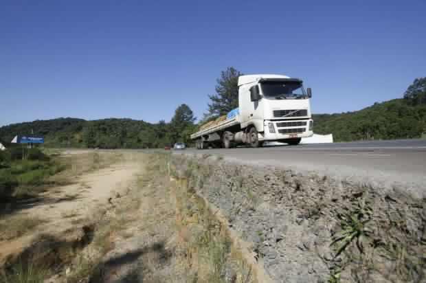 Atrasos nas desapropriações alteram ritmo das obras da BR-470 no Vale