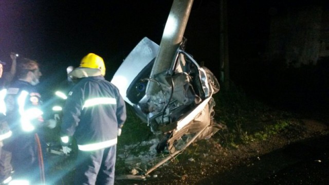 Após fugir da PM, um morre e outros dois ficam feridos ao colidir carro contra poste em Rio do Sul
