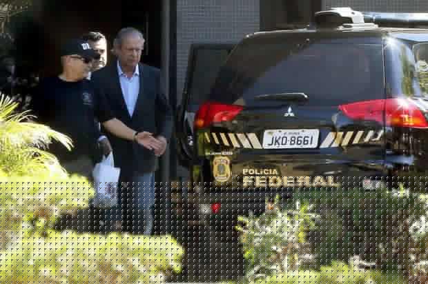 PF faz a transferência de José Dirceu de Brasília para Curitiba
