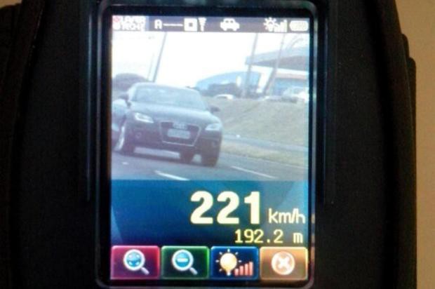Polícia Rodoviária Federal flagra veículo a 221 km/h no Paraná
