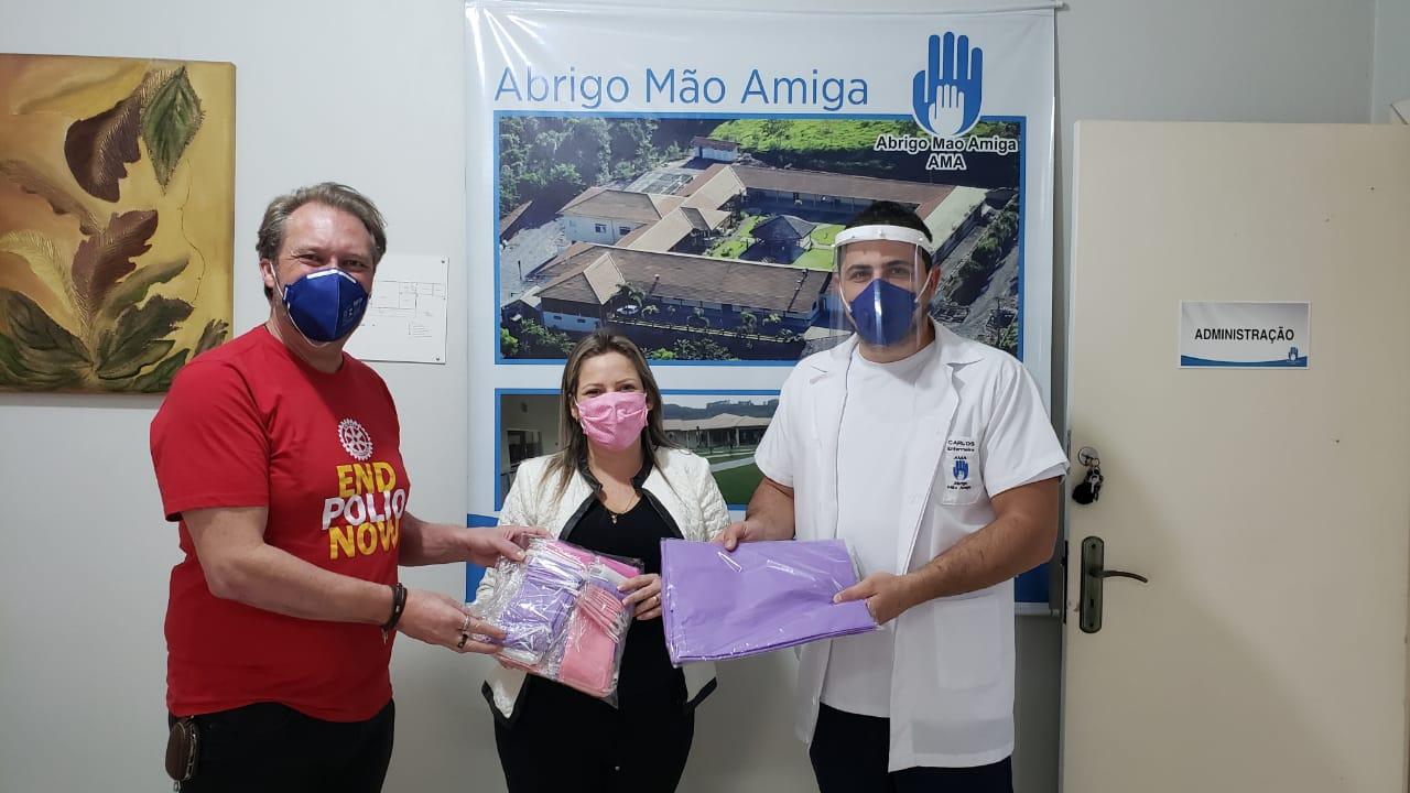 Abrigo Mão Amiga recebe máscaras e aventais doados pelo Rotary Club de Lontras