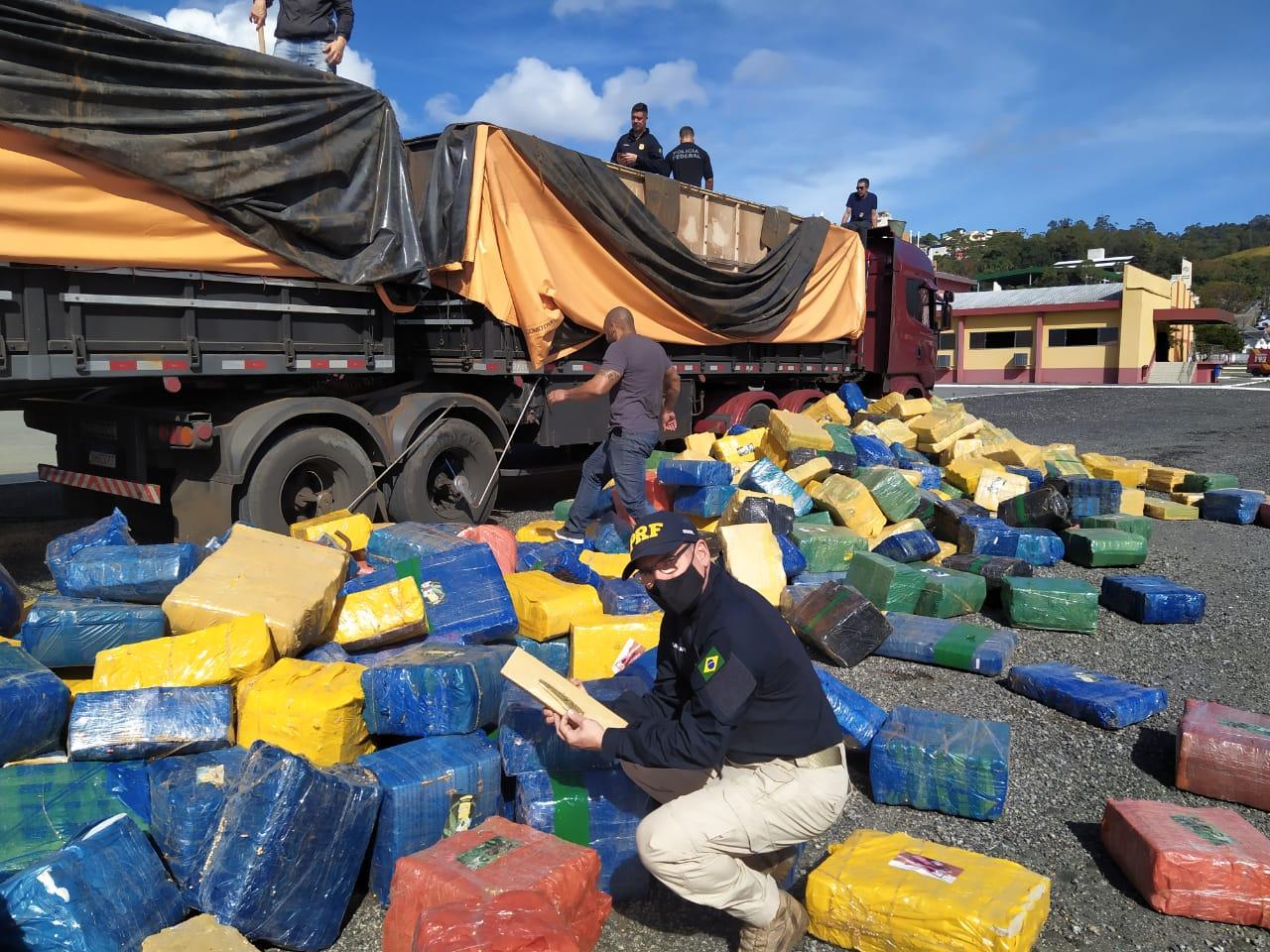 Operação apreende mais de 24 toneladas de maconha escondida em carga de soja na BR-282