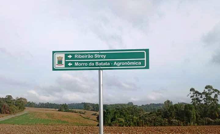 Administração de Aurora instala novas placas de sinalização no interior do município