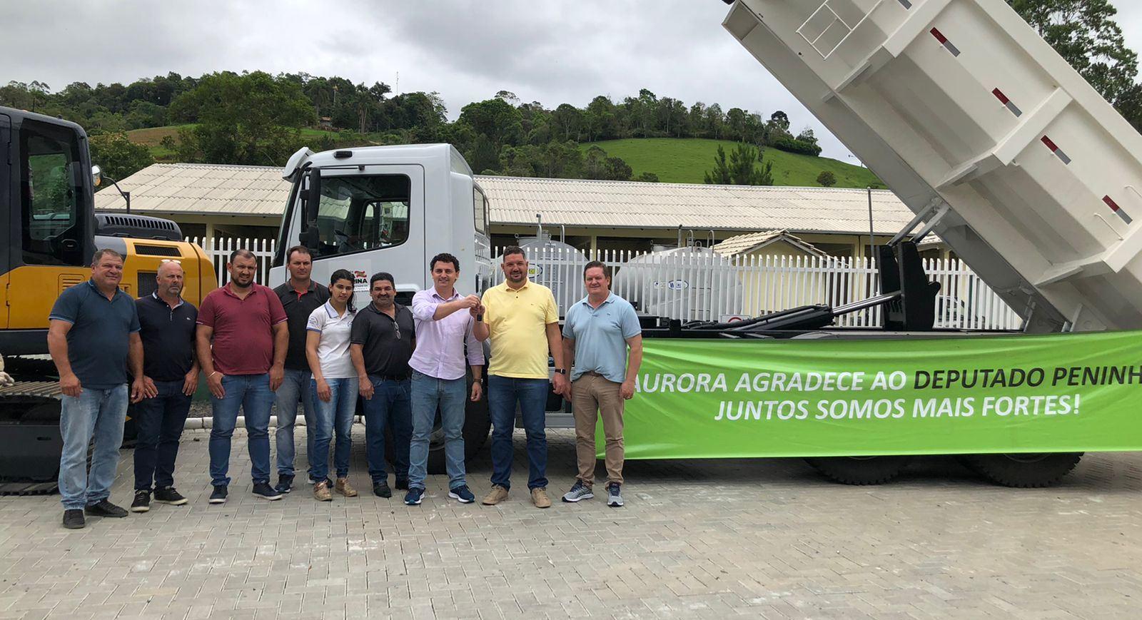 Administração de Aurora recebe caçamba, ônibus zero quilômetro e R$ 200 mil em implementos agrícolas