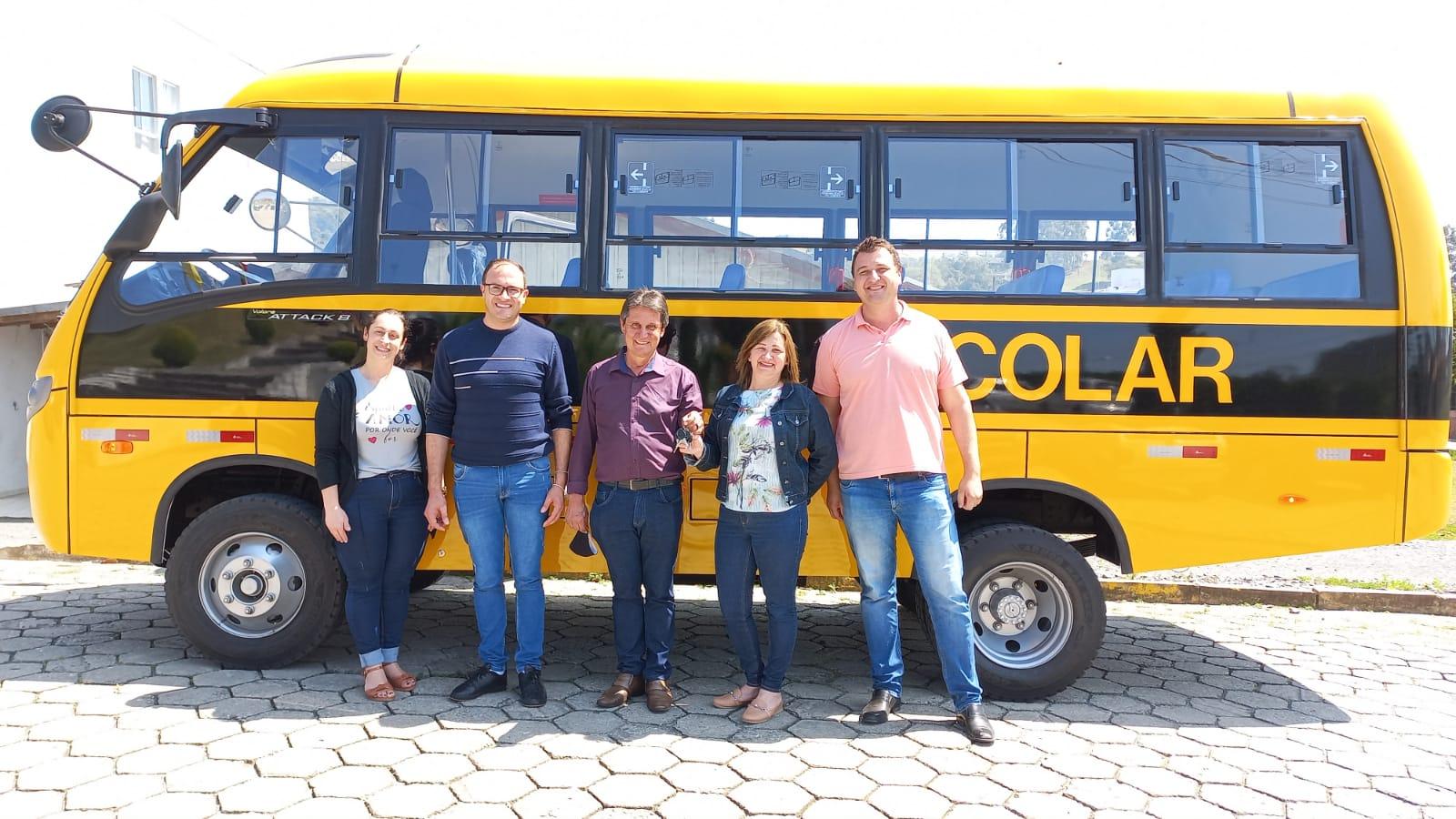 Administração de Chapadão do Lageado adquire novo ônibus para o transporte escolar