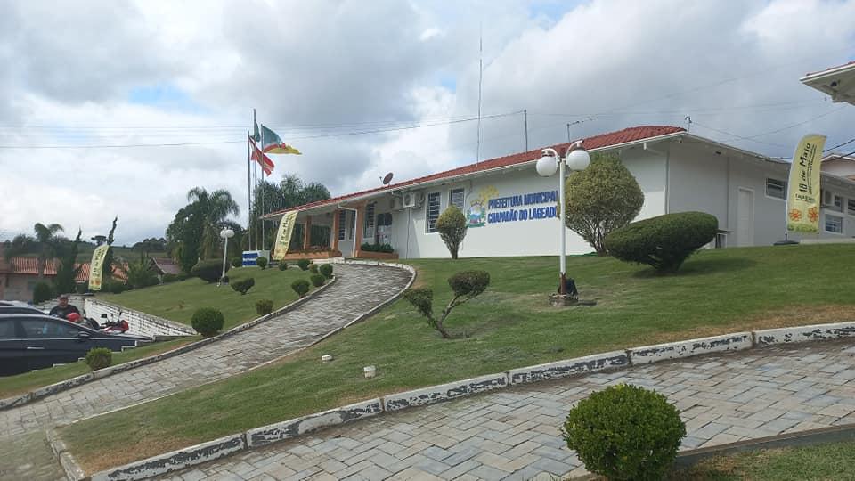 Administração de Chapadão do Lageado aproveita o feriado prolongado para trocar o telhado do prédio da prefeitura