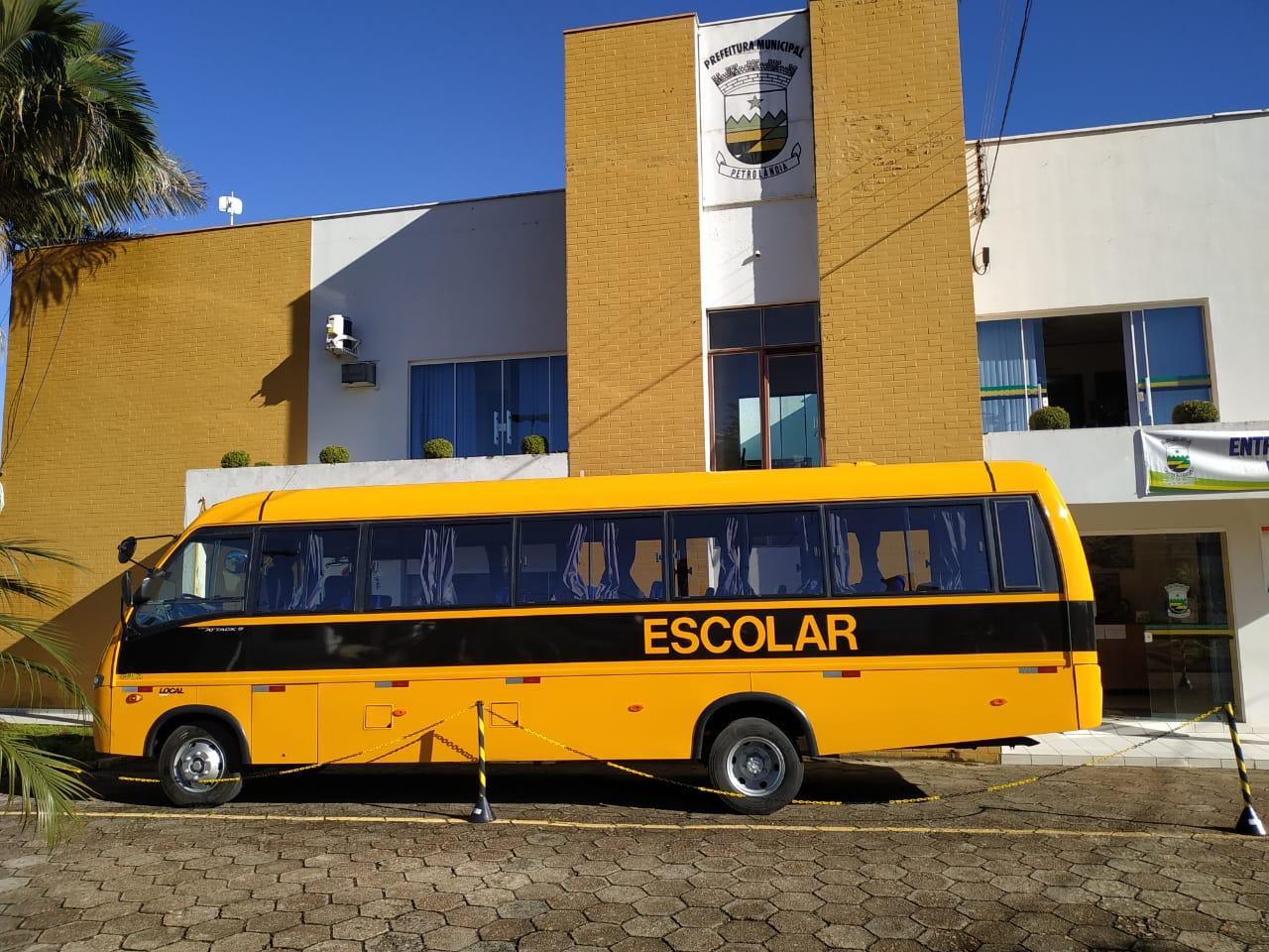 Administração de Petrolândia adquire ônibus com 47 lugares para o transporte escolar