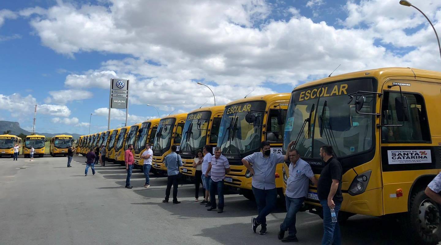 Administração de Vidal Ramos recebe novo ônibus escolar