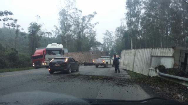 Contêiner tomba de caminhão e gera congestionamento na BR-470, em Ibirama