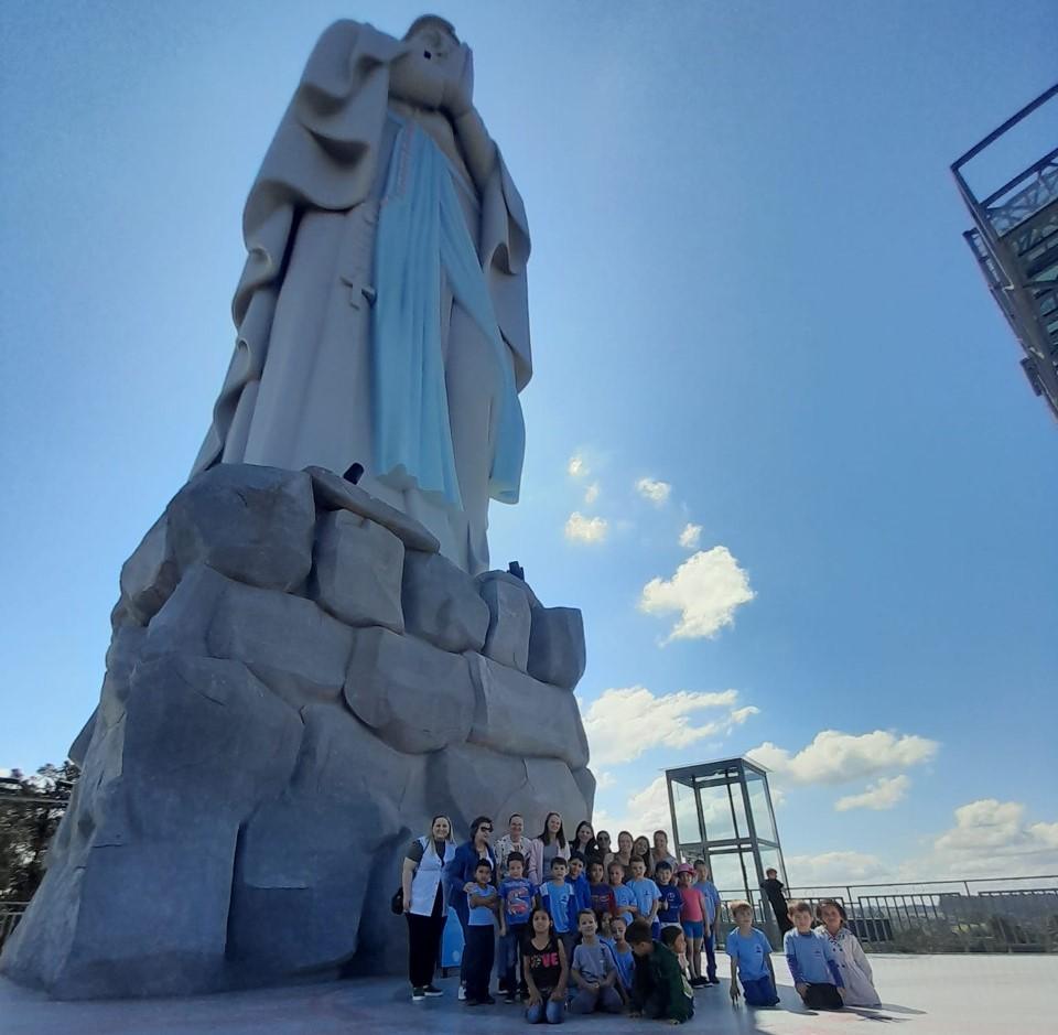 Alunos de Ituporanga visitam o Santuário de Nossa Senhora de Lourdes e do Louvor
