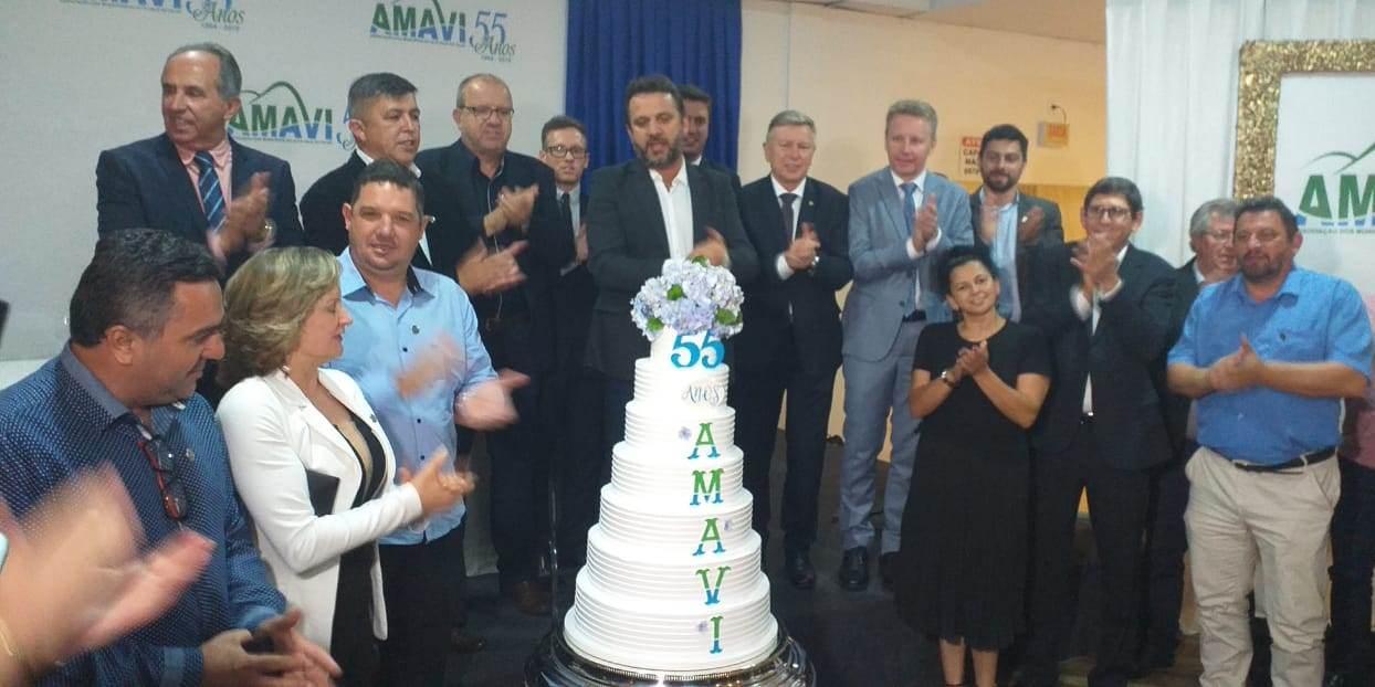 Amavi completa 55 anos e recebe homenagens de prefeitos associados e deputados