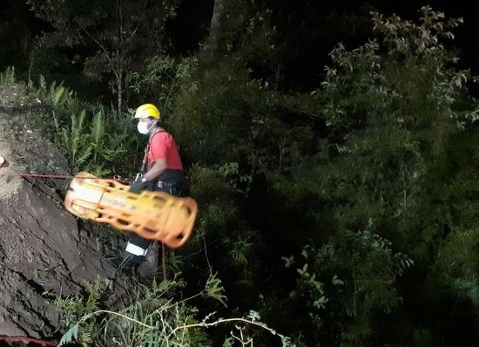 Após acidente, homem escala barranco e caminha por horas em busca de socorro para salvar mulher e filho no Alto Vale 