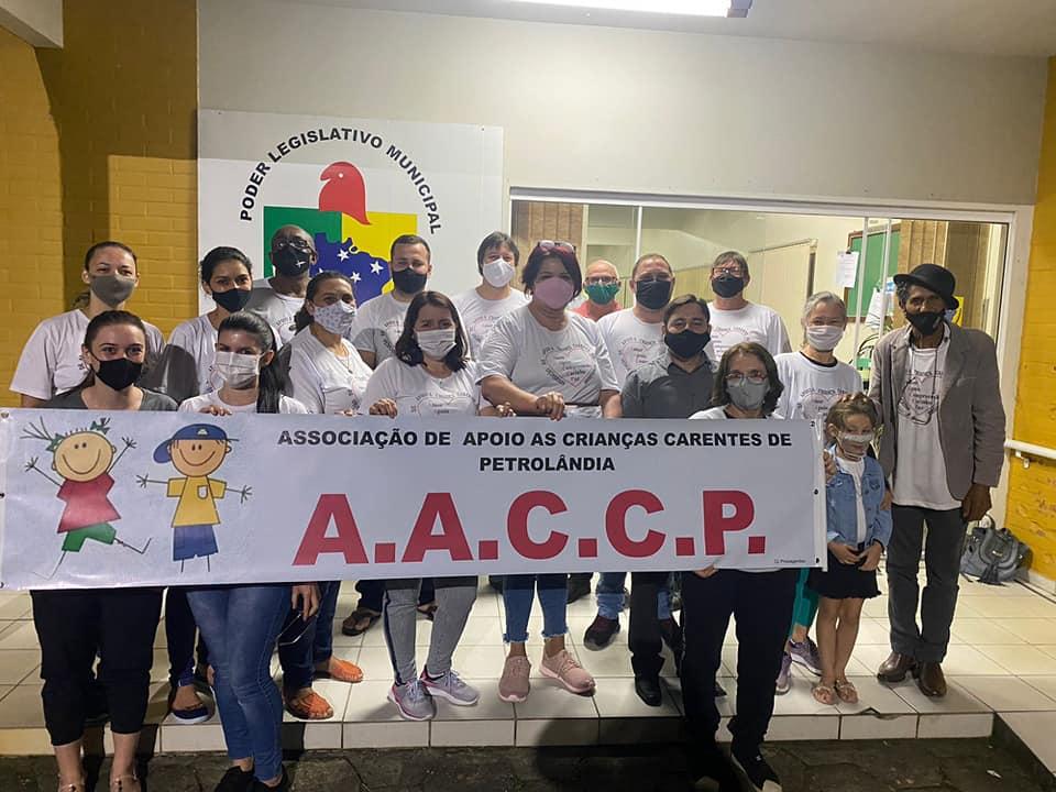 Associação de Apoio as Crianças carentes de Petrolândia realiza uma Ação entre Amigos e arrecada donativos para um dia especial as crianças
