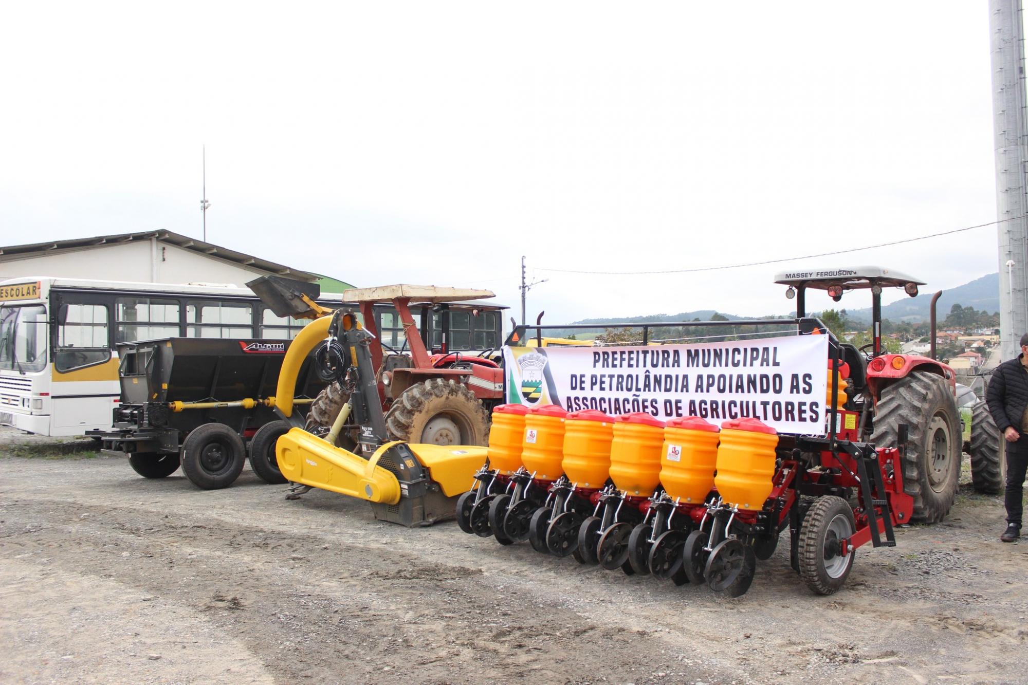 Associações de Agricultores de Petrolândia recebem equipamentos e máquinas agrícolas