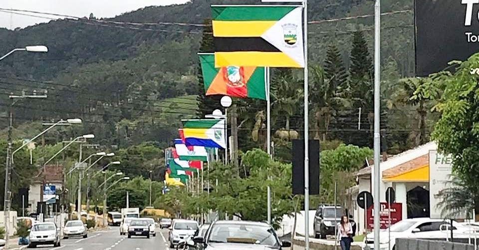 Avenida em Rio do Sul recebe bandeiras em homenagem a todos os municípios do Alto Vale