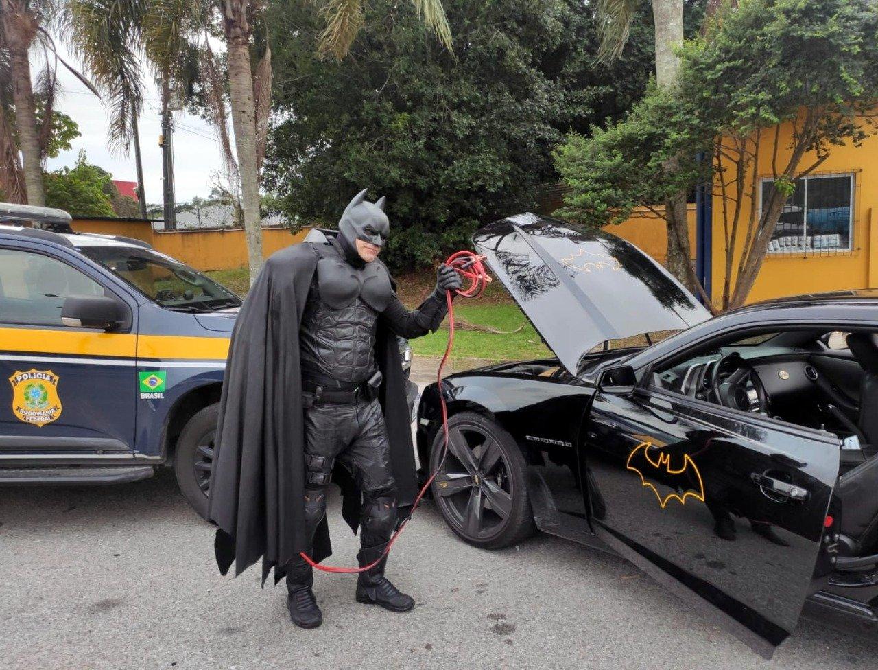 Batmóvel fica sem bateria e é socorrido pela Polícia Rodoviária Federal em Santa Catarina
