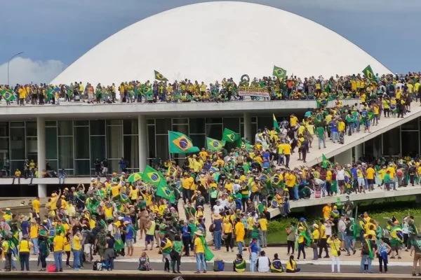 Bolsonaristas invadem Congresso, Planalto e STF em manifestação