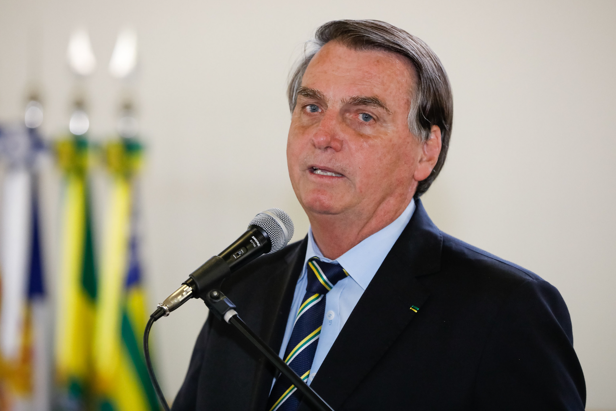 Bolsonaro apresenta evolução clínica satisfatória, mas sem previsão de alta