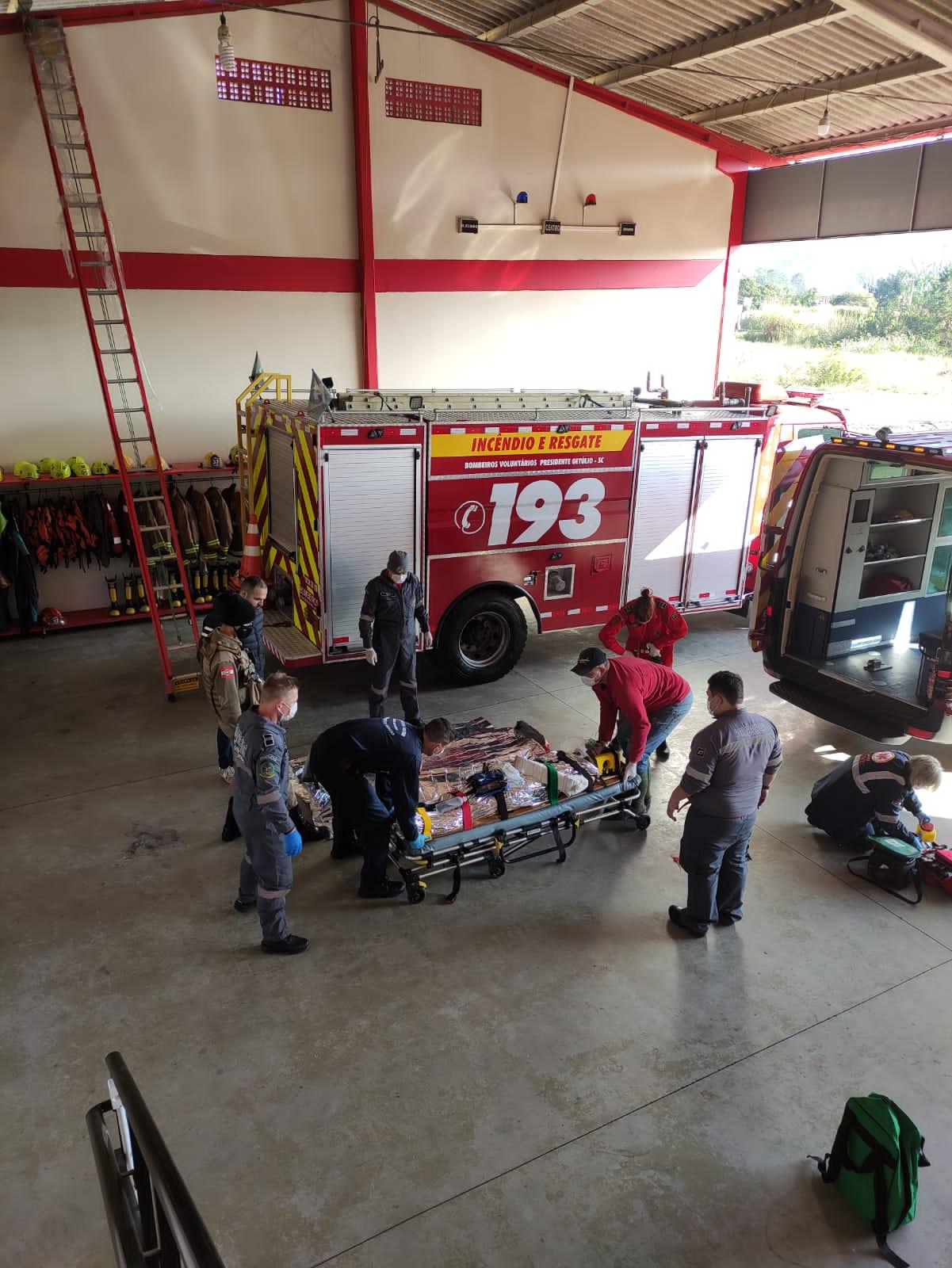 Bombeiros Voluntários de Presidente Getúlio atendem acidente grave de trabalho em Dona Emma