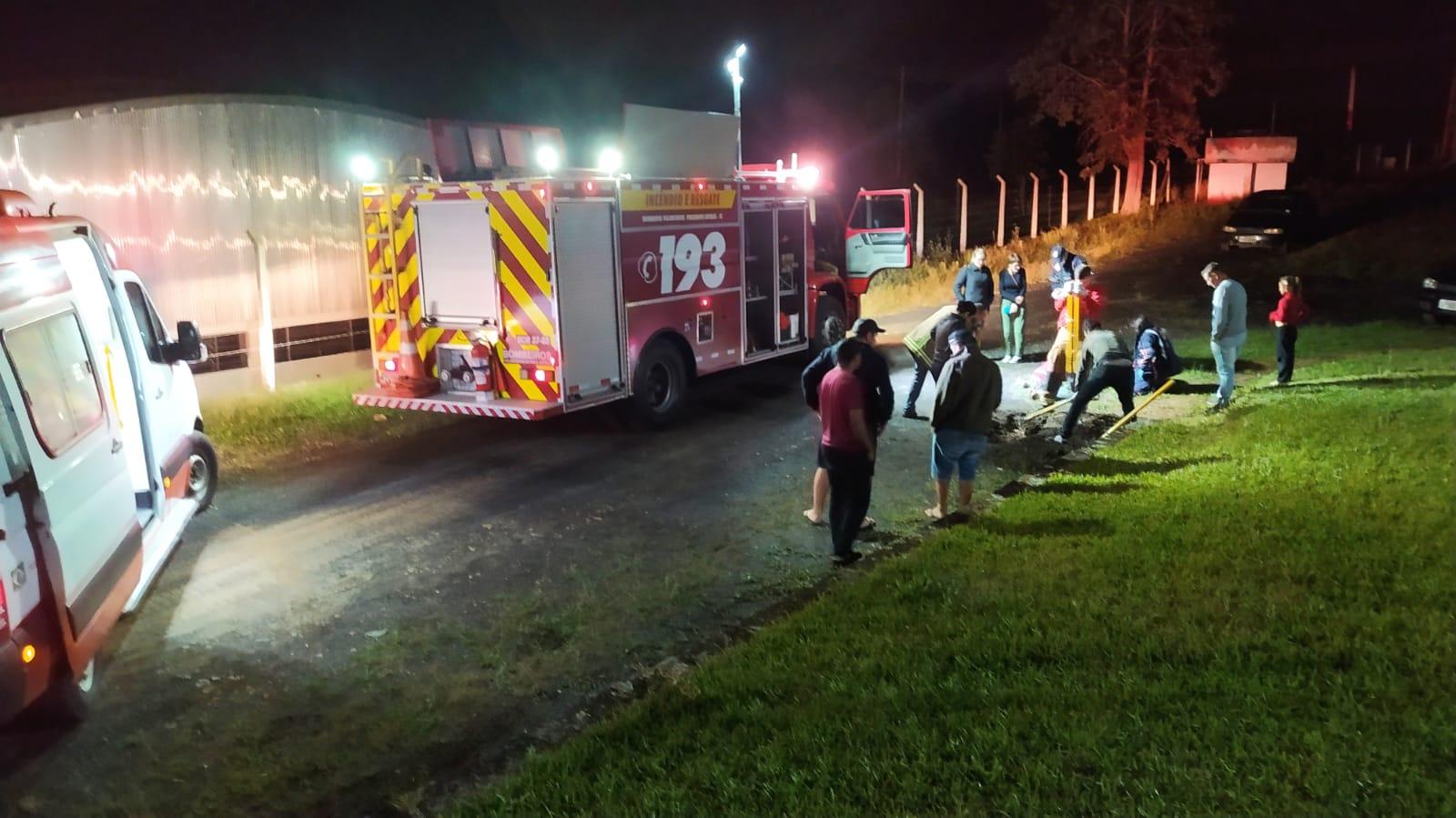 Bombeiros Voluntários e SAMU resgatam menino de 5 anos preso em tubulação no Alto Vale