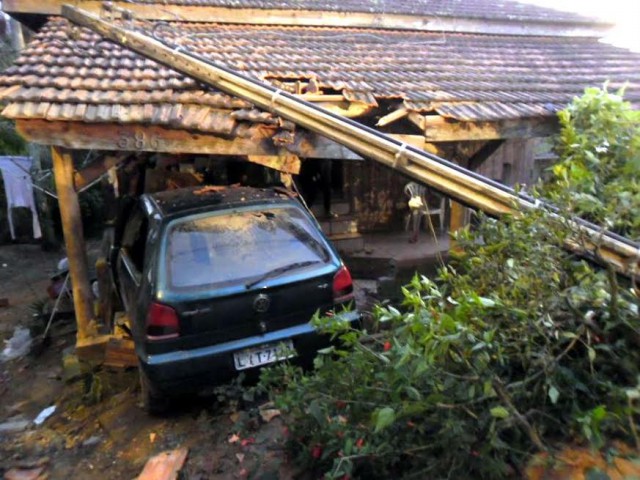 SC 340: Carro sai de pista e invade casa em Presidente Getúlio