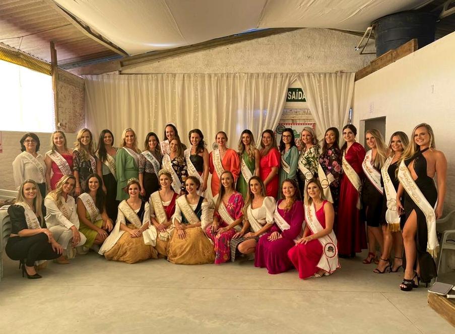 Café da Realeza reuniu rainhas e princesas de várias edições da Expofeira Nacional da Cebola
