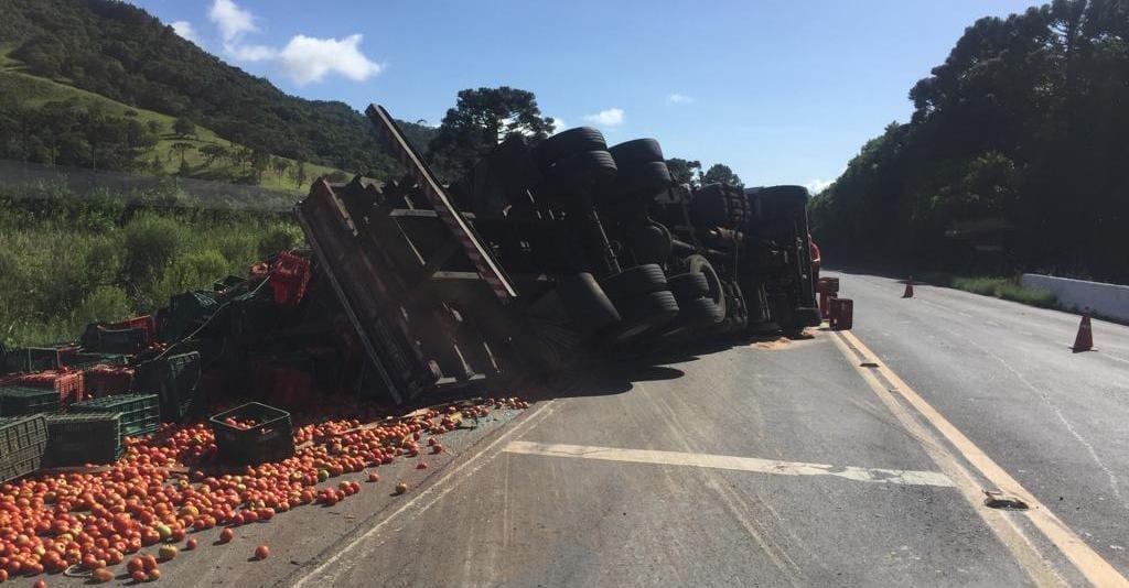 Caminhão carregado de tomates tomba em rodovia em Bom Retiro