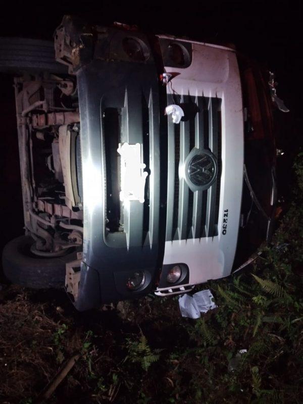 Caminhão tomba na BR-470 e deixa feridos em Pouso Redondo, no Alto Vale do Itajaí