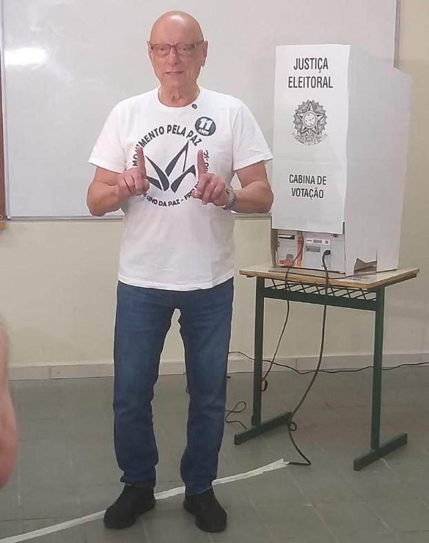 Candidato Espiridião Amin que concorre ao cargo de governador do estado vota no primeiro horário em Florianópolis