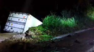 Carreta desgovernada causa acidente grave na Serra de Ibirama