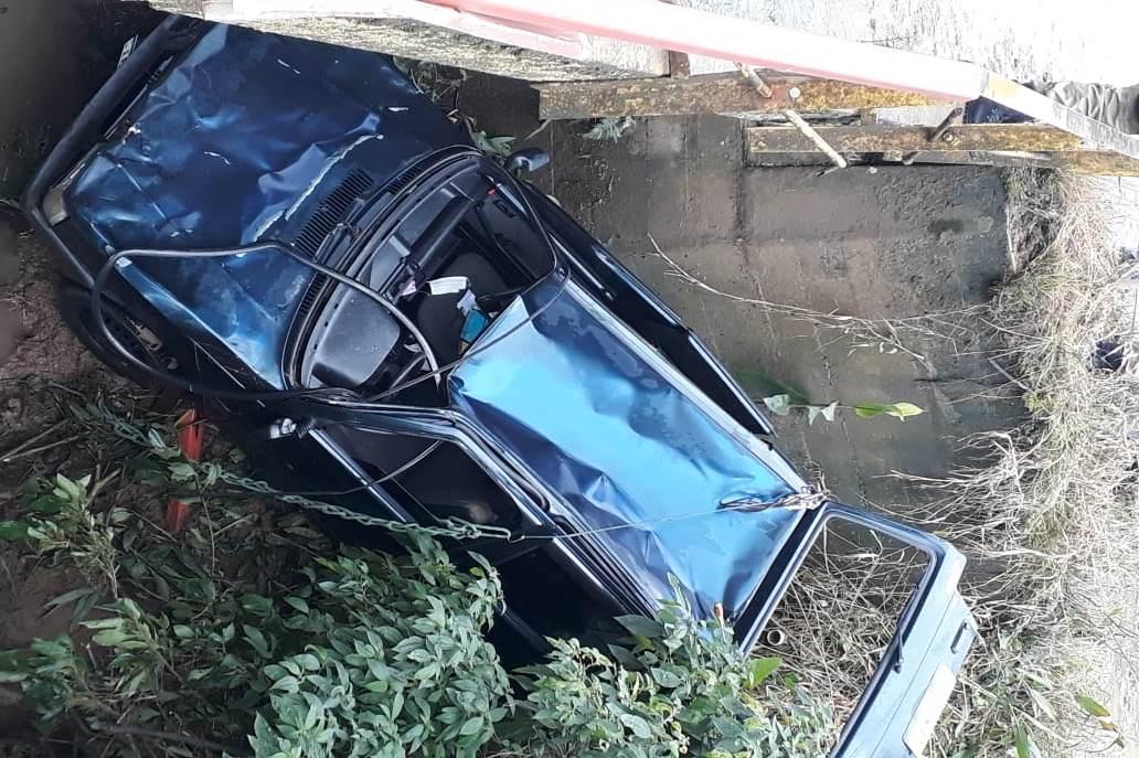 Carro cai em ribeirão e motorista é encontrado sem vida no Alto Vale