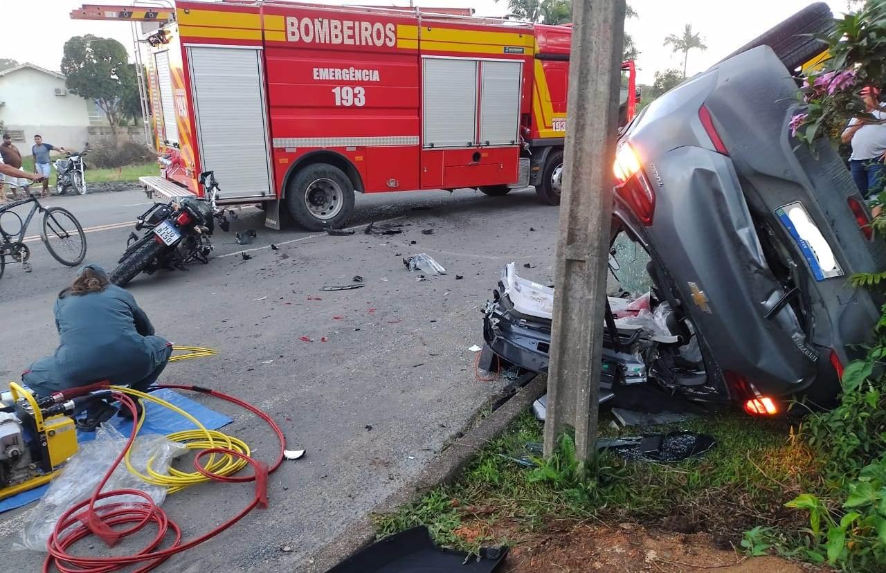Carro capota após colisão com moto em Ituporanga; condutores ficaram feridos