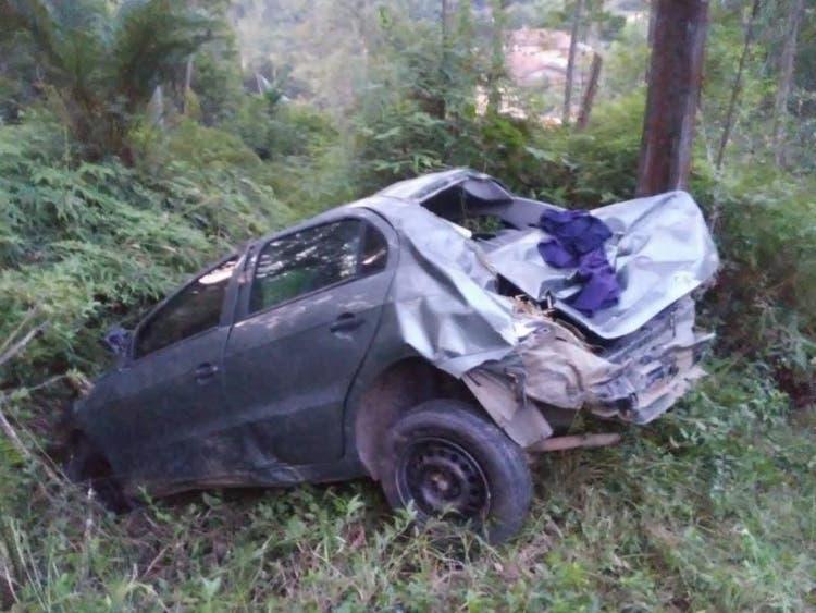 Carro de Imbuia despenca às margens da BR-470, motorista morre e carona é socorrido depois de 15 horas