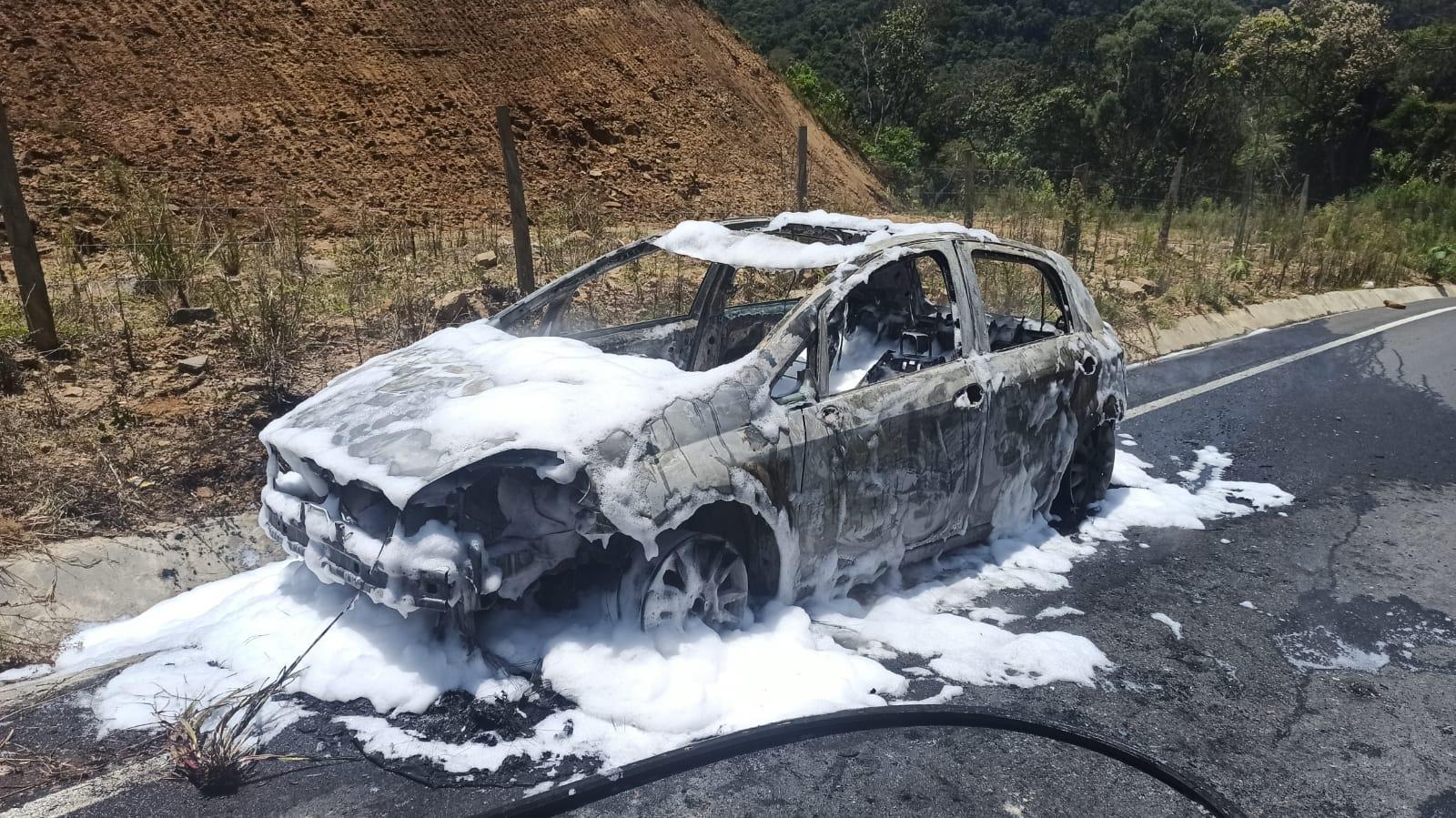 Carro é consumido pelo fogo na Serra do Tucano