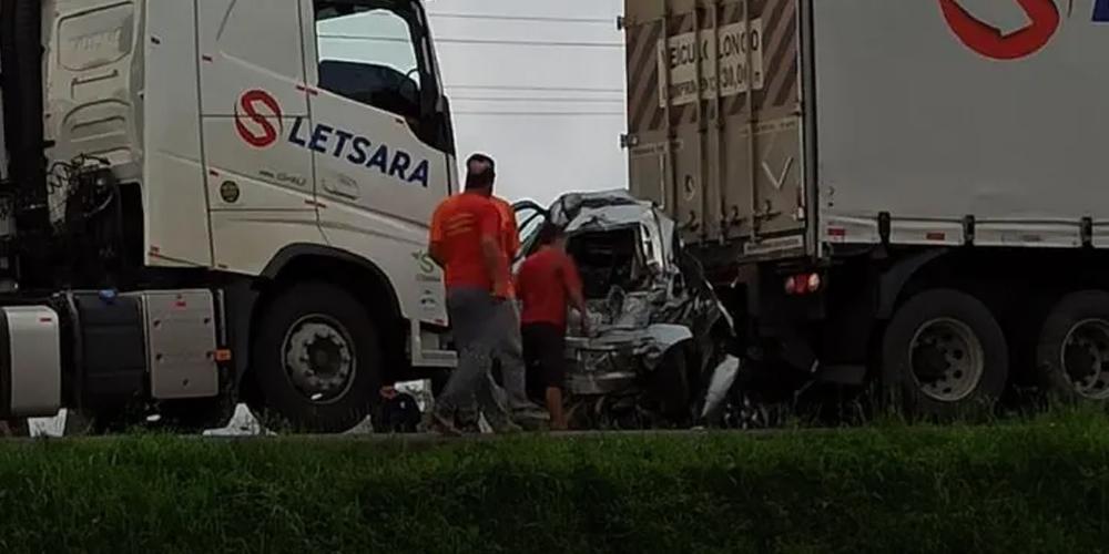 Carro prensado por caminhões causa morte de 2 mulheres