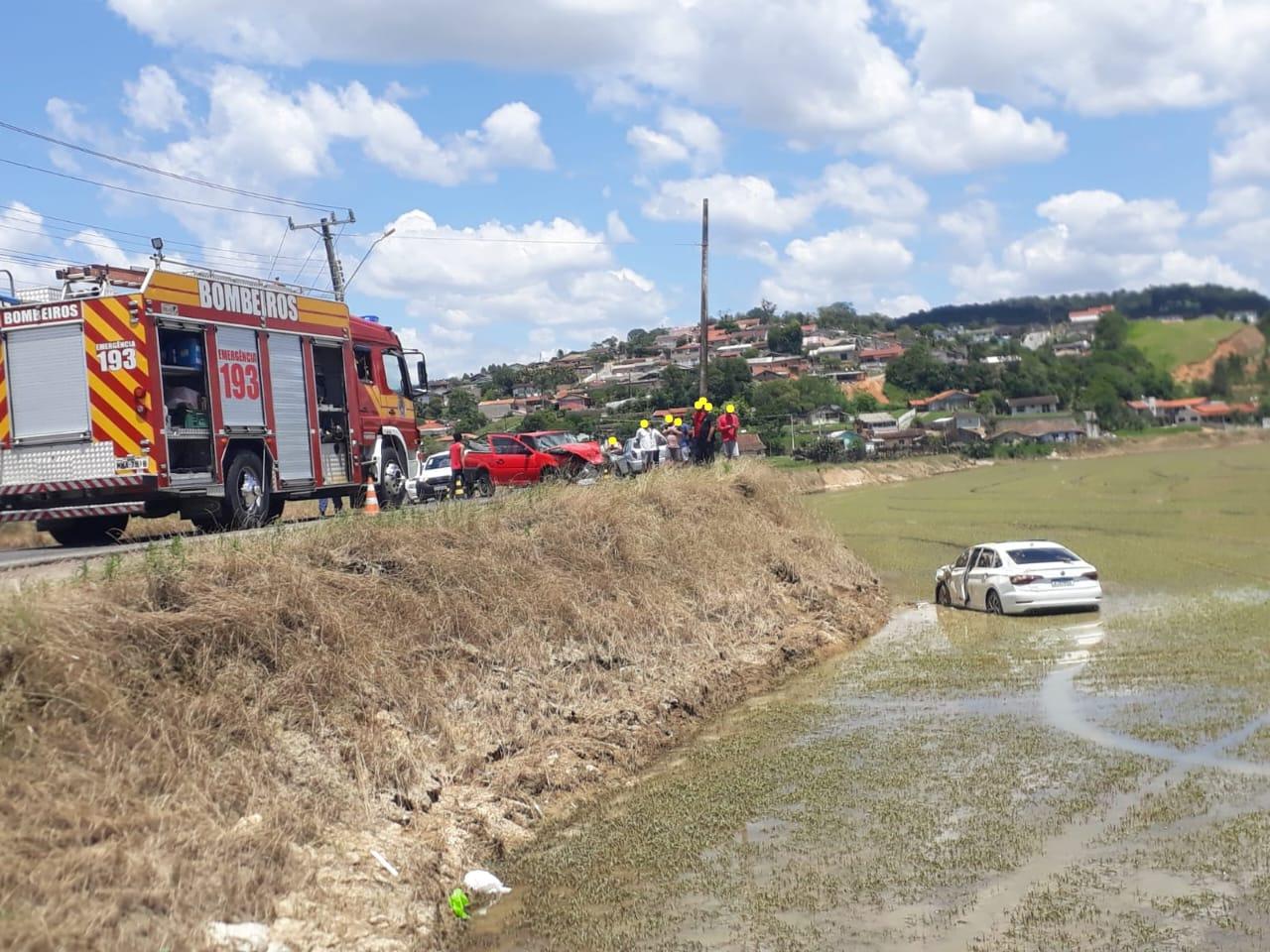 Carro vai parar em arrozeira após colisão em Rio do Sul