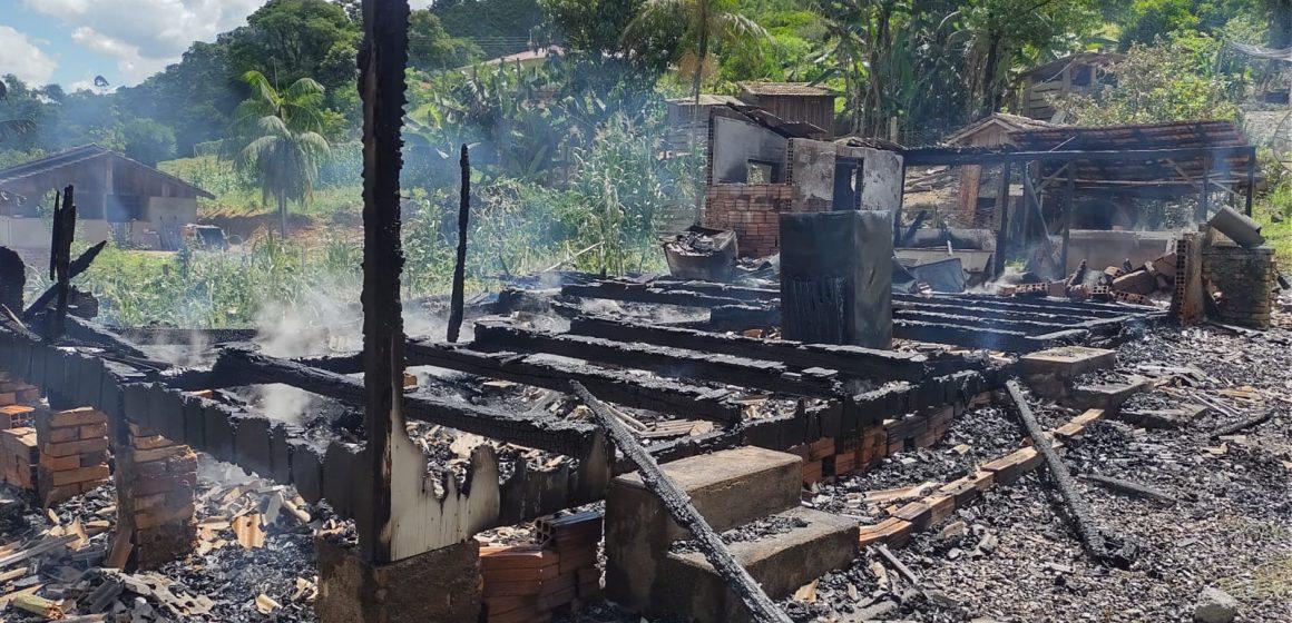 Casa é destruída pelo fogo em Vidal Ramos