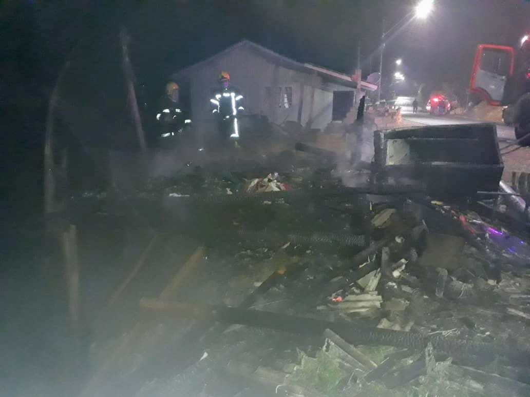 Casa e destruída por incêndio e proprietária é resgatada pela PM da casa em chamas
