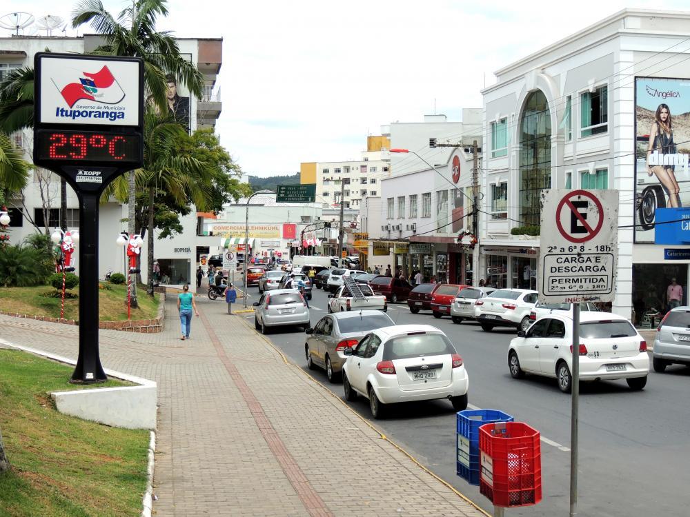 CDL de Ituporanga faz campanha para uso consciente das vagas de estacionamento nas ruas centrais da cidade
