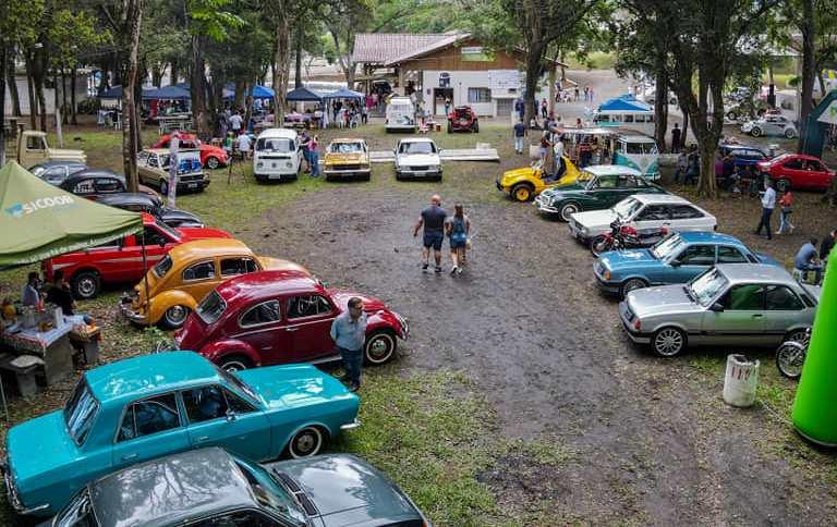 Cerca de três mil pessoas passaram pelo Parque da Cebola durante encontro de carros antigos em Ituporanga