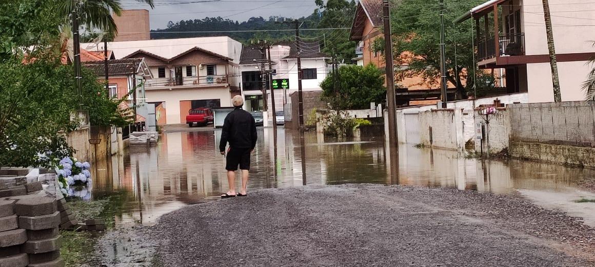 Chuva causa alagamentos e estragos em Taió