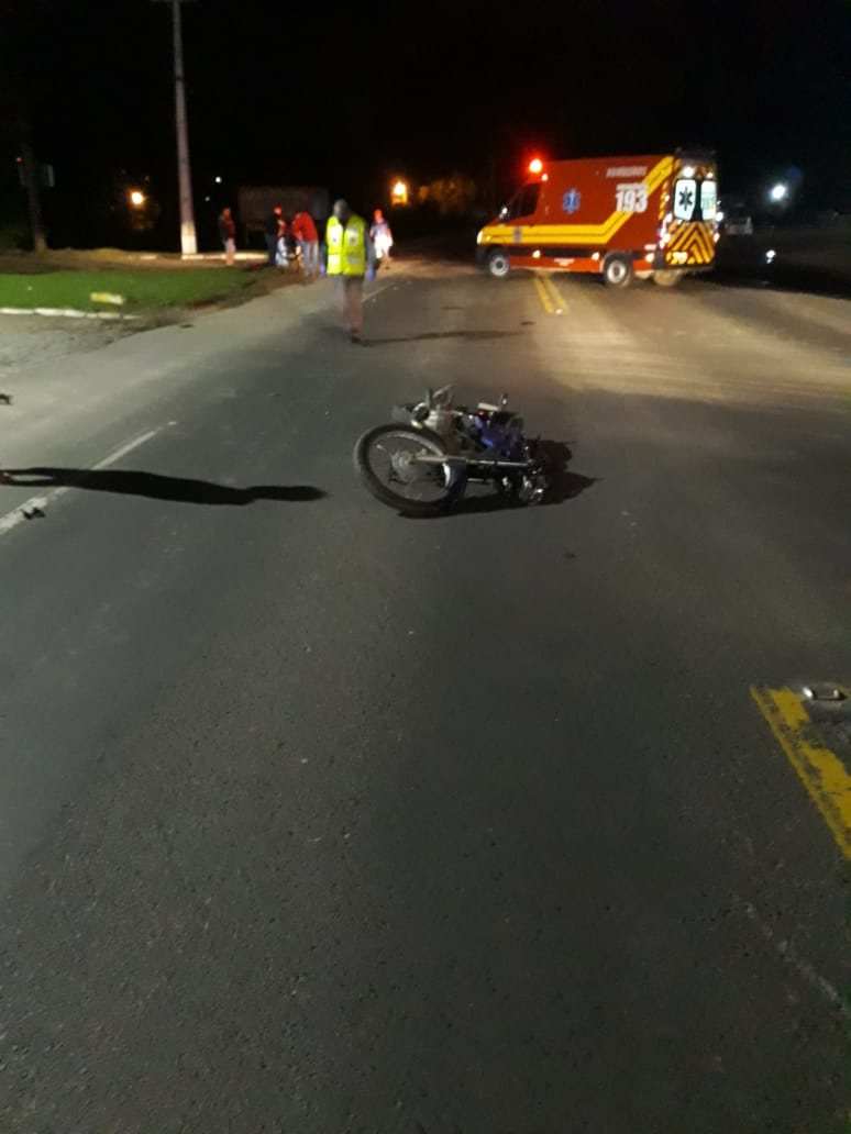 Colisão entre motocicleta e bicicleta deixa dois feridos