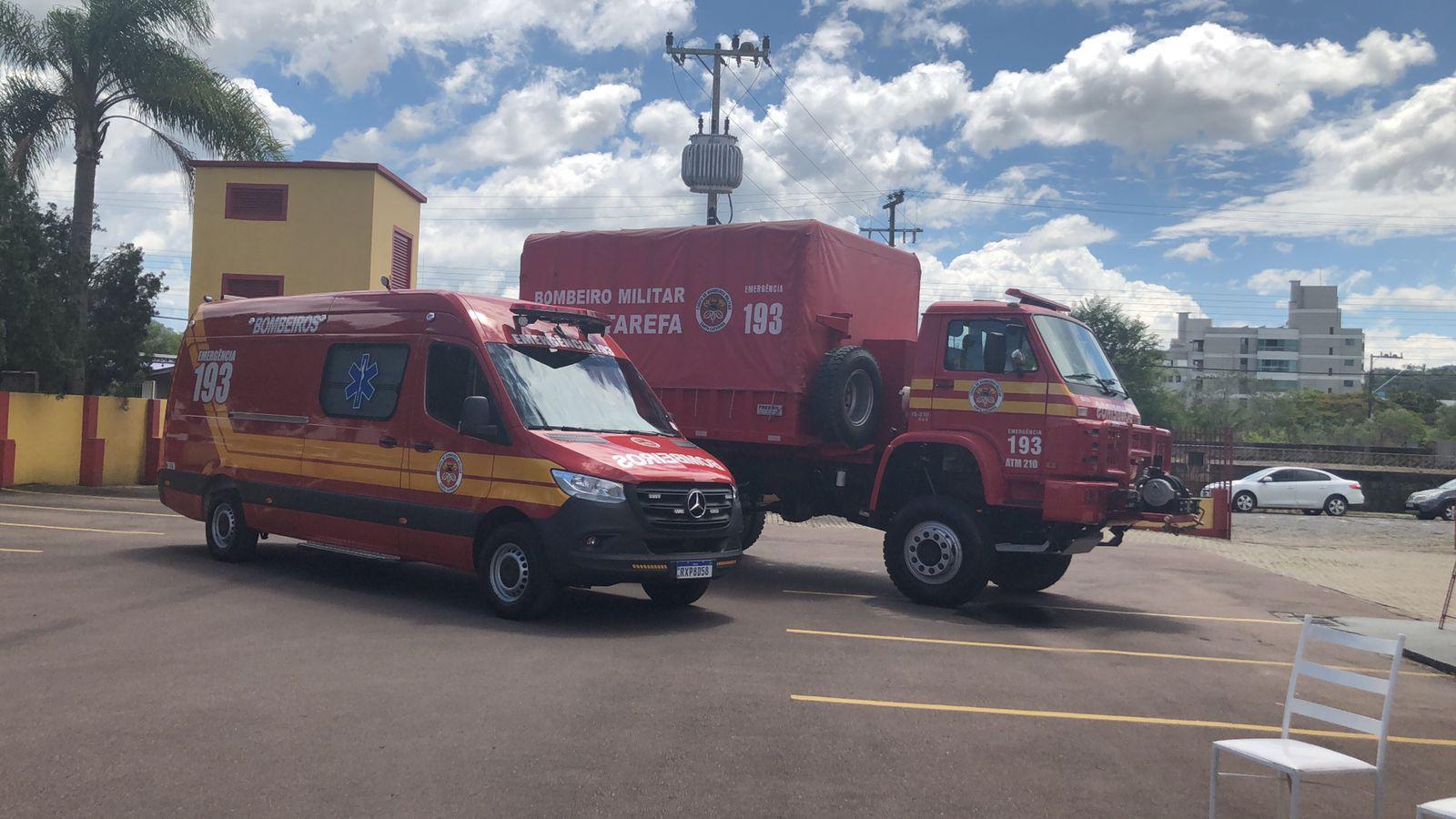 Comando dos Bombeiros em Rio do Sul entrega viaturas e promove bombeiros militares