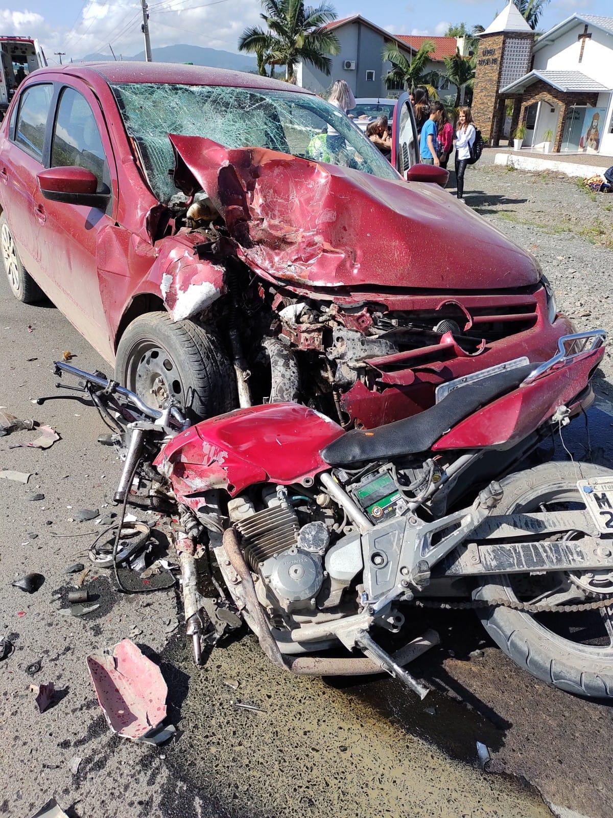 Condutor de motocicleta morre em batida de frente com carro no Alto Vale