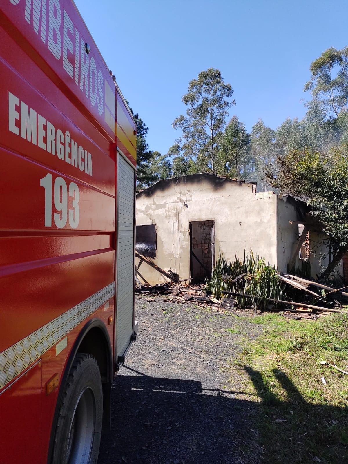 Corpo de Bombeiros de Ituporanga atendem quatro ocorrências de incêndio; duas em residência e duas em reflorestamento