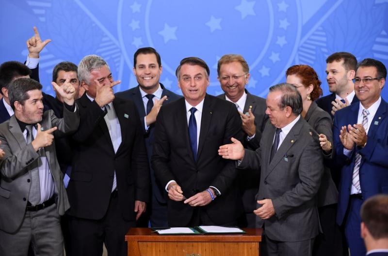 Decreto de Bolsonaro também facilita porte de arma para caminhoneiros, agentes públicos e políticos