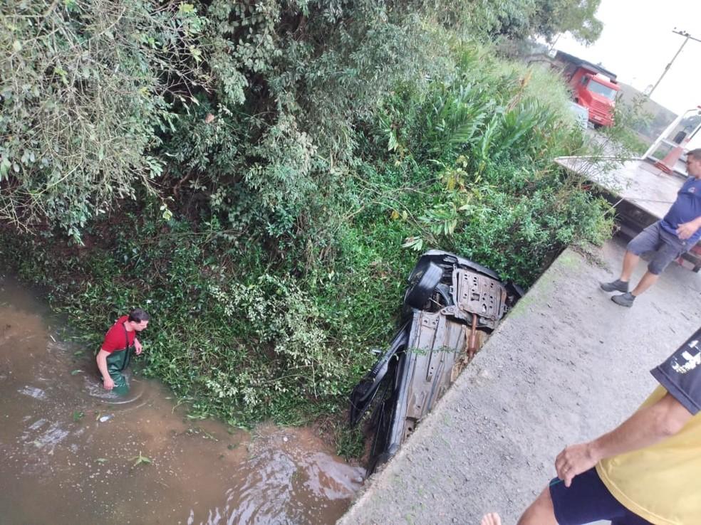 Dois homens morrem após carro cair de ponte e ficar submerso em rio de Pouso Redondo