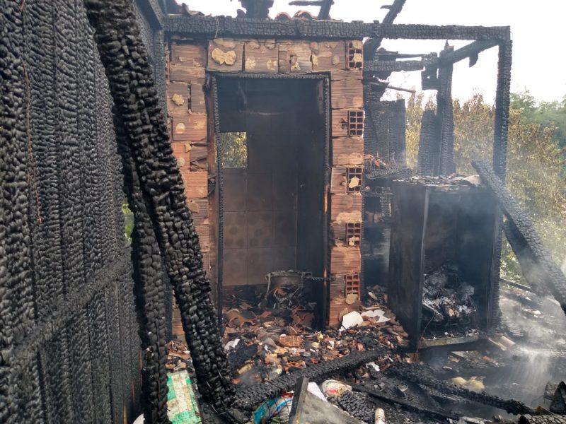 Duas crianças são salvas por vizinho em incêndio no Alto Vale do Itajaí 